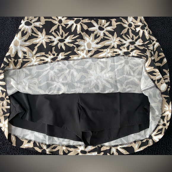 Pretty little skirt with shorts underneath - Picture 3 of 5